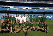 El equipo de Novogreen con el Grounds Manager Paul Burgess, miembros de Mixto Grass y trabajadores del Santiago Bernabéu.